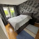 Stylish House With Large Windows アパート *