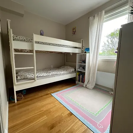 Stylish House With Large Windows דירה סנדנס