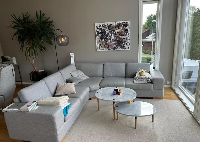 Stylish House With Large Windows Apartamento